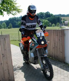 im vollen Ornat